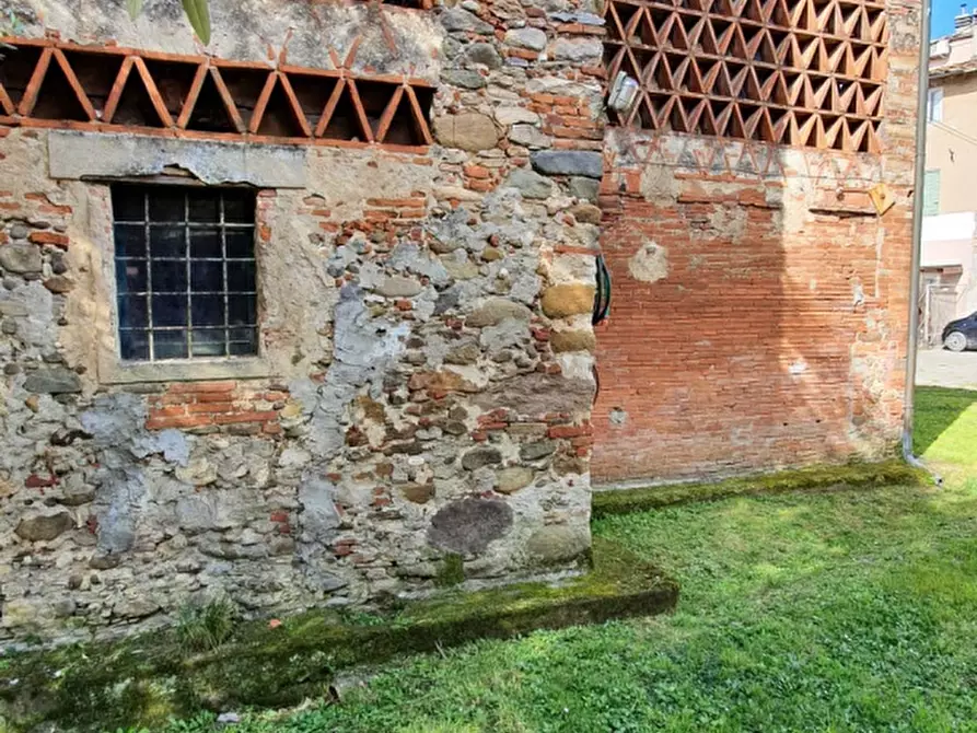 Immagine 6 di Deposito in vendita  a Lucca