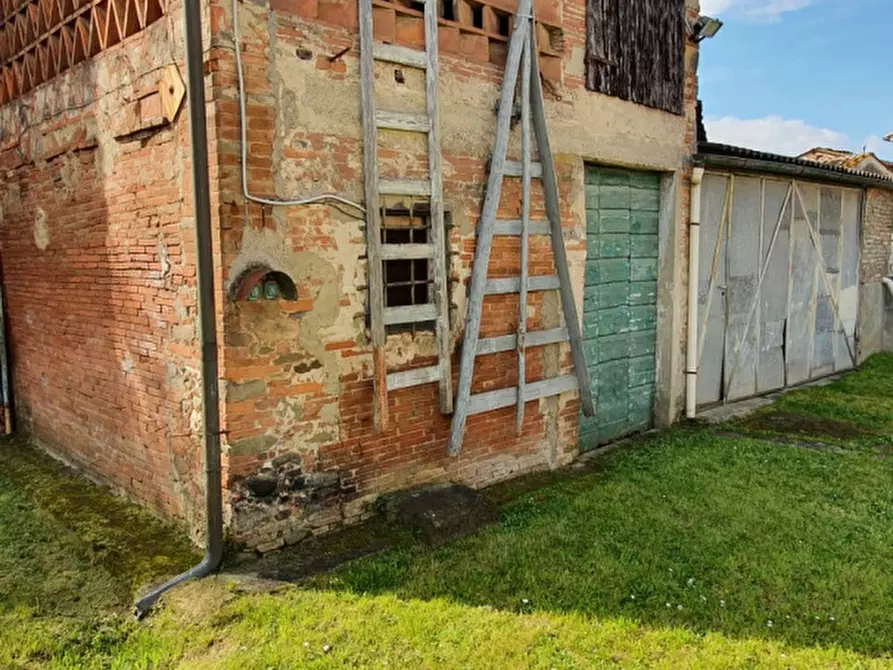 Immagine 8 di Deposito in vendita  a Lucca