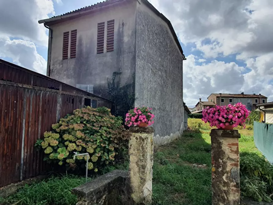 Immagine 6 di Deposito in vendita  a Lucca