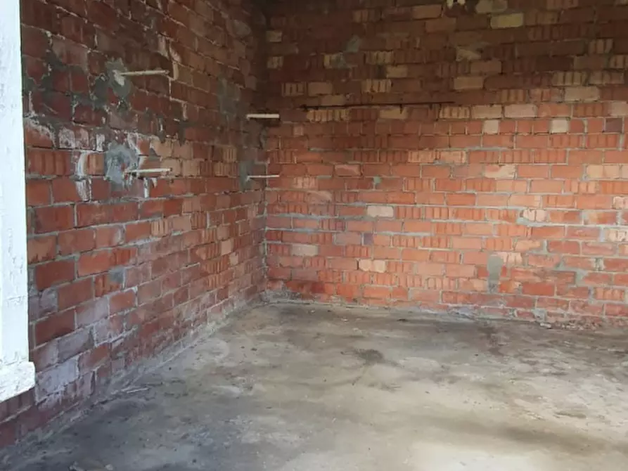 Immagine 5 di Deposito in vendita  a Lucca