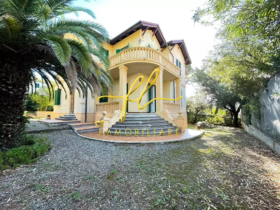 Immagine 1 di Villa in vendita  a Livorno