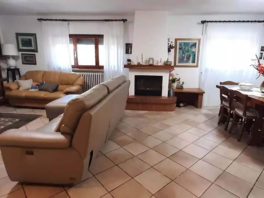 Immagine 2 di Villa in vendita  a Cecina