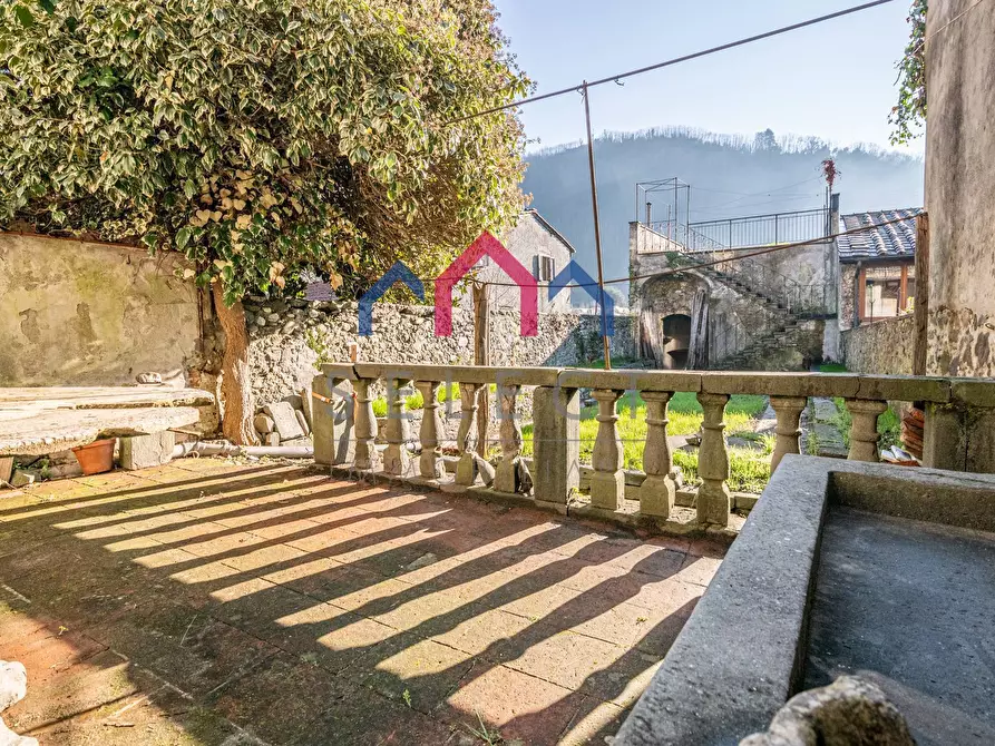 Immagine 9 di Palazzo in vendita  a Borgo A Mozzano