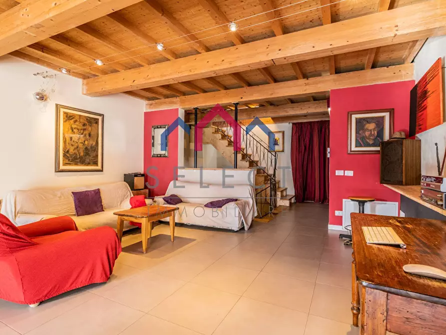 Immagine 1 di Palazzo in vendita  a Borgo A Mozzano