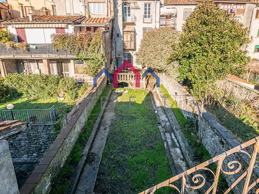 Immagine 14 di Palazzo in vendita  a Borgo A Mozzano