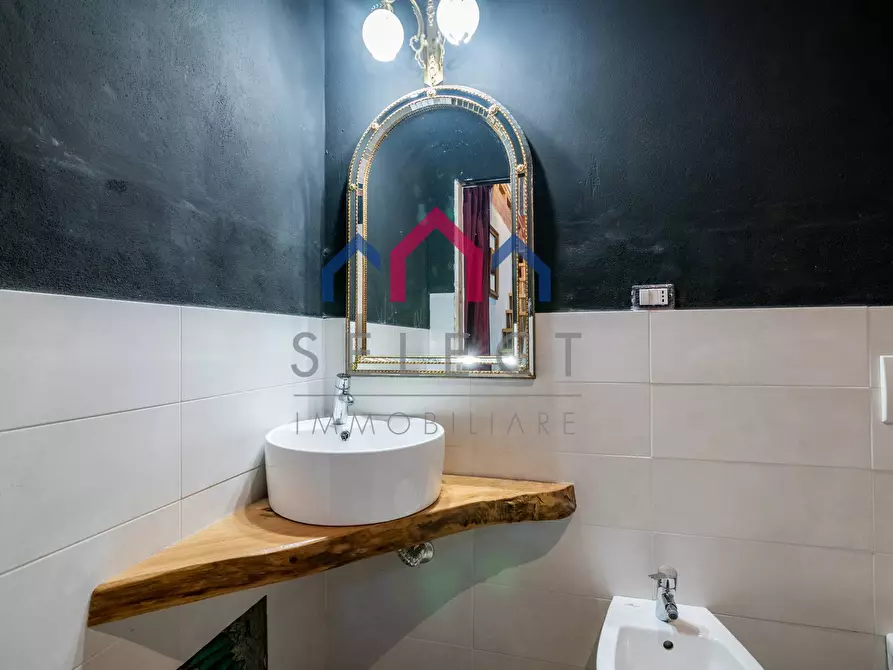 Immagine 57 di Palazzo in vendita  a Borgo A Mozzano