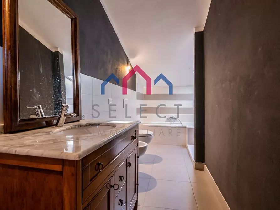 Immagine 53 di Palazzo in vendita  a Borgo A Mozzano