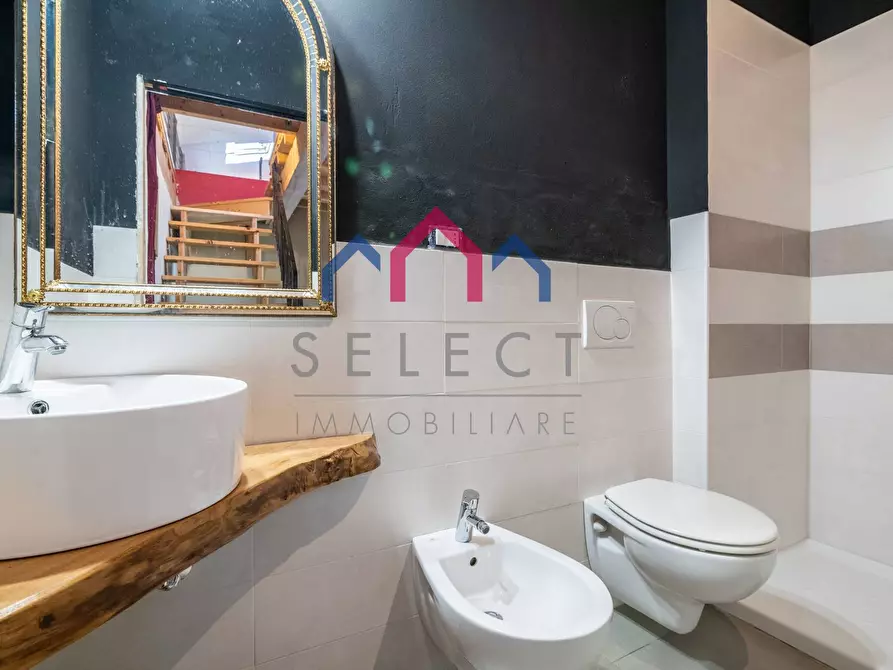 Immagine 56 di Palazzo in vendita  a Borgo A Mozzano