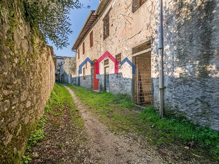 Immagine 17 di Palazzo in vendita  a Borgo A Mozzano