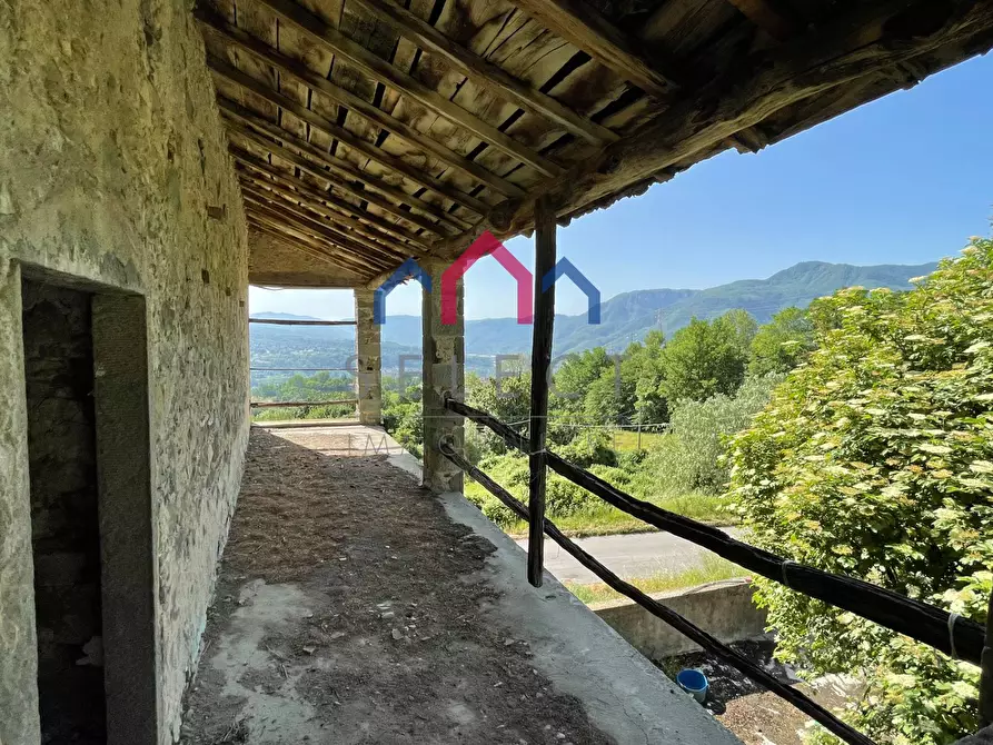 Immagine 47 di Rustico / casale in vendita  a Molazzana