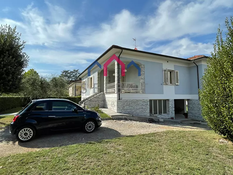 Immagine 53 di Villa in vendita  a Lucca