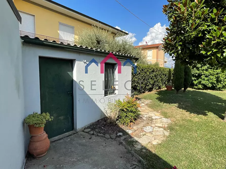 Immagine 39 di Villa in vendita  a Lucca