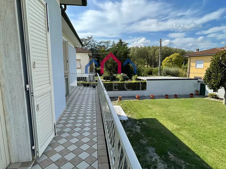 Immagine 10 di Villa in vendita  a Lucca
