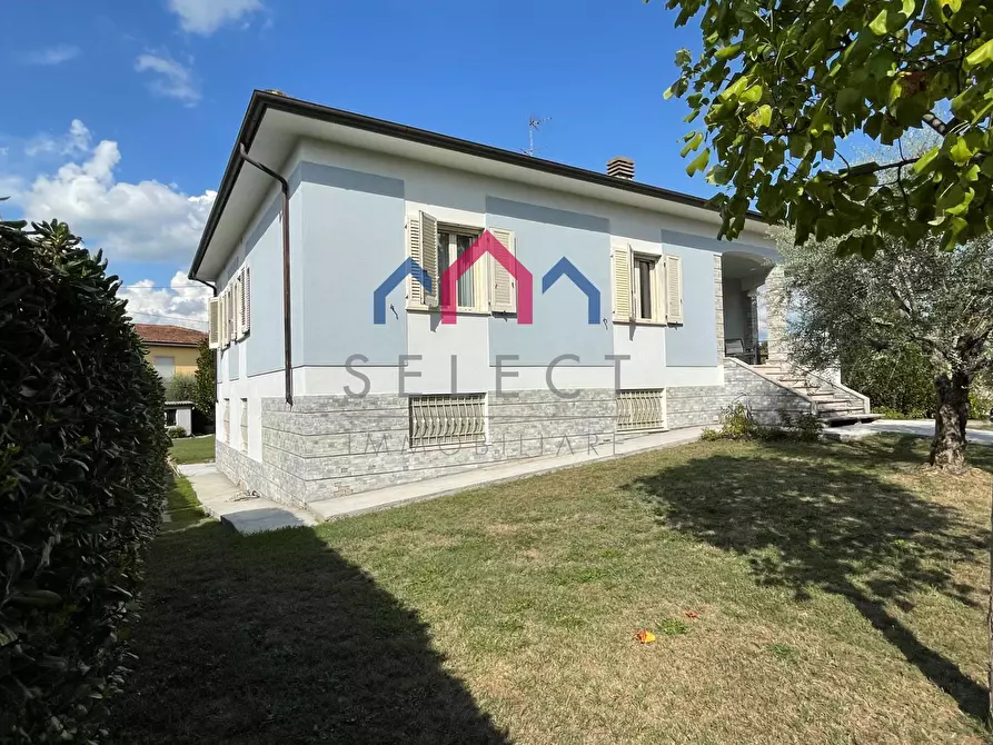 Immagine 50 di Villa in vendita  a Lucca