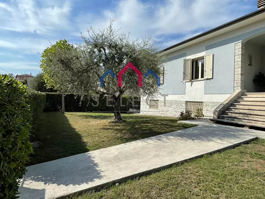 Immagine 51 di Villa in vendita  a Lucca