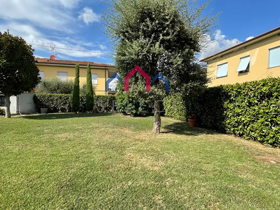 Immagine 41 di Villa in vendita  a Lucca