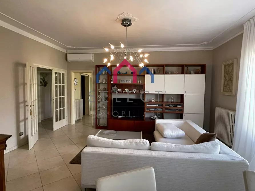 Immagine 6 di Villa in vendita  a Lucca