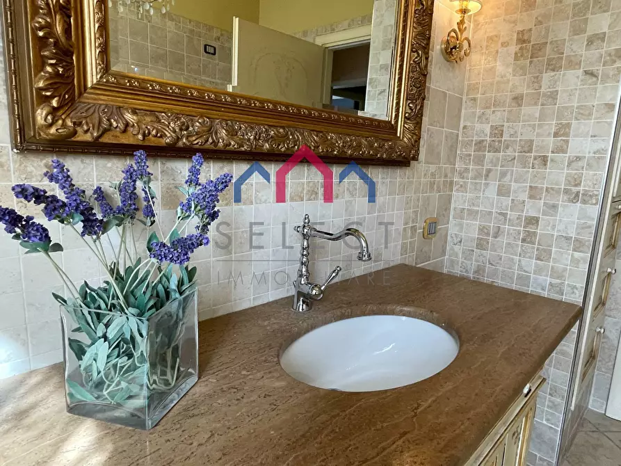 Immagine 28 di Villa in vendita  a Lucca