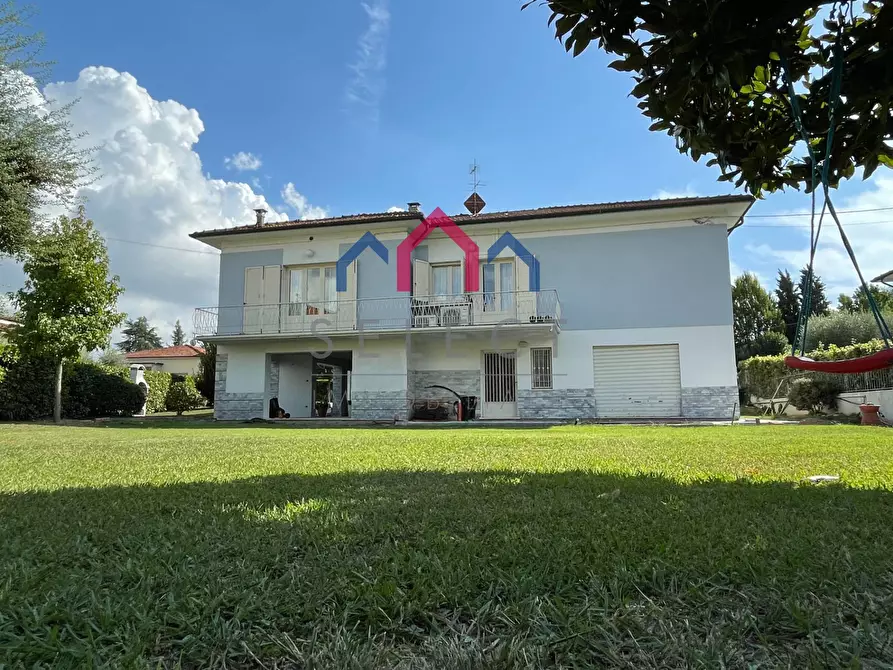 Immagine 43 di Villa in vendita  a Lucca
