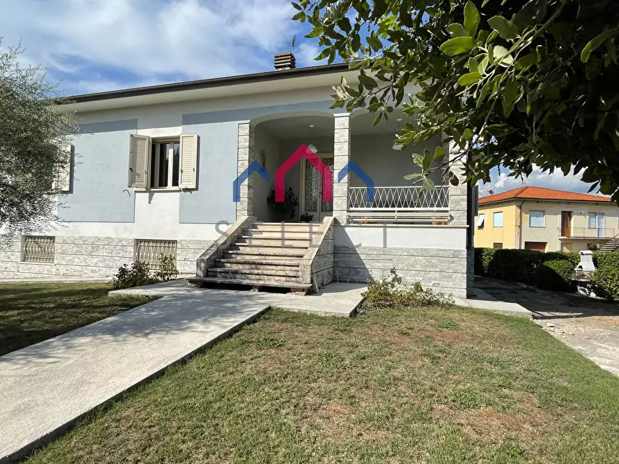 Immagine 52 di Villa in vendita  a Lucca