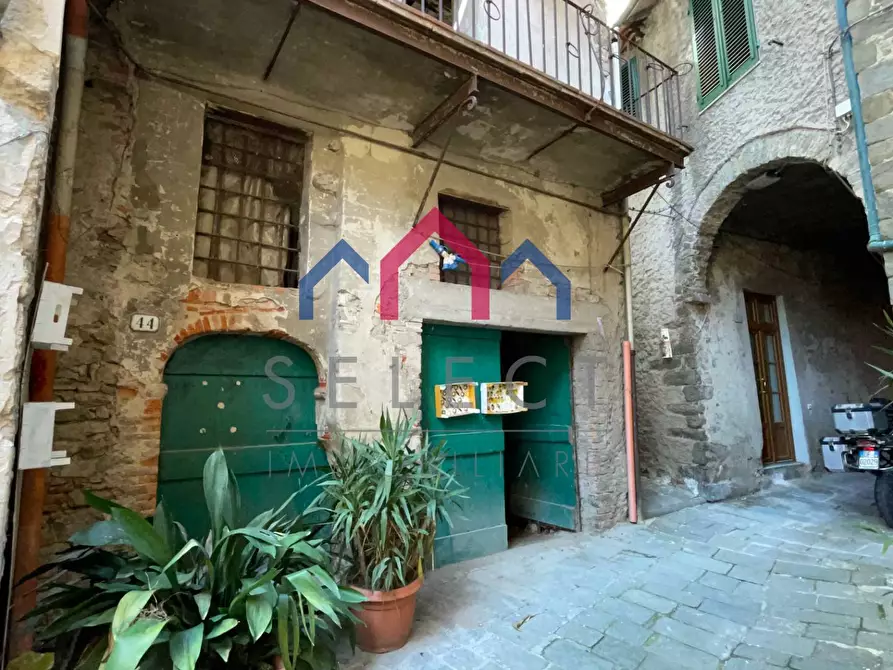 Immagine 21 di Palazzo in vendita  a Borgo A Mozzano