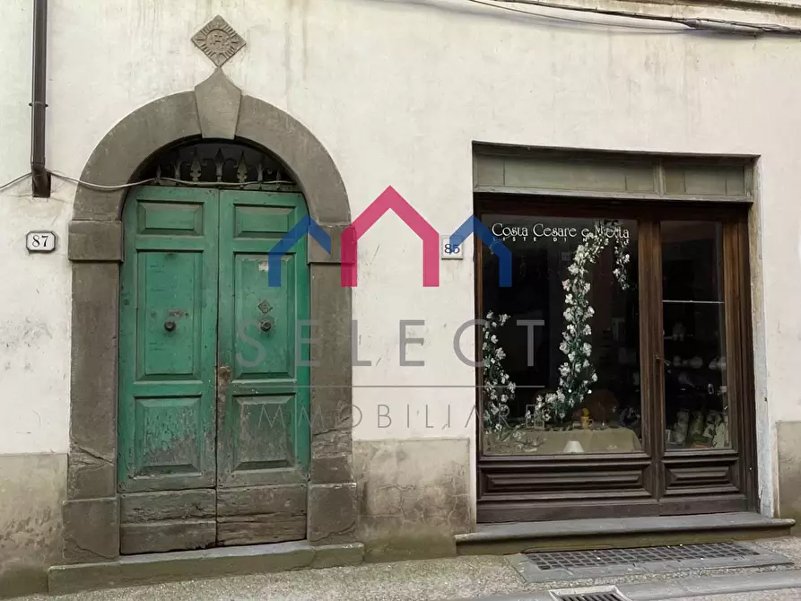 Immagine 4 di Palazzo in vendita  a Borgo A Mozzano