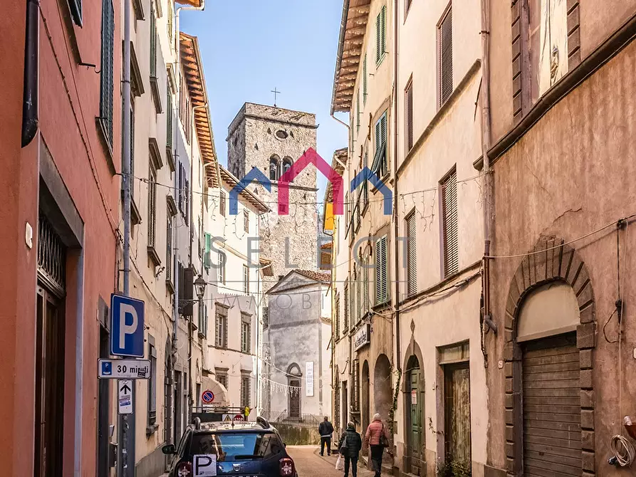 Immagine 3 di Palazzo in vendita  a Borgo A Mozzano