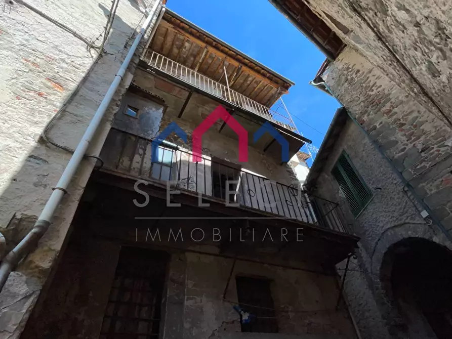 Immagine 22 di Palazzo in vendita  a Borgo A Mozzano