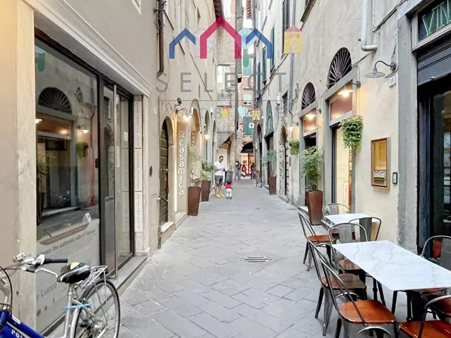 Immagine 7 di Locale commerciale in vendita  a Lucca