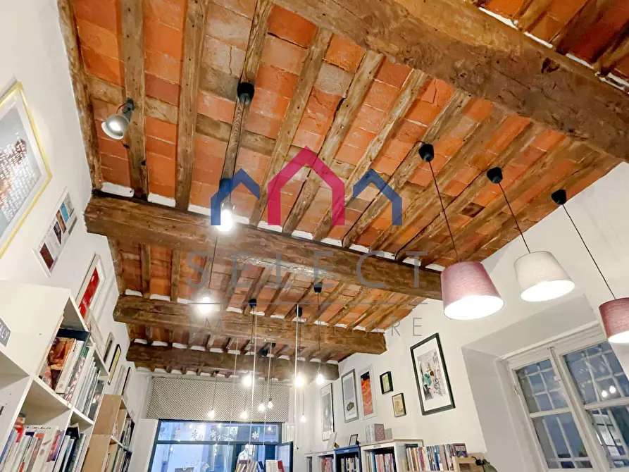 Immagine 5 di Locale commerciale in vendita  a Lucca