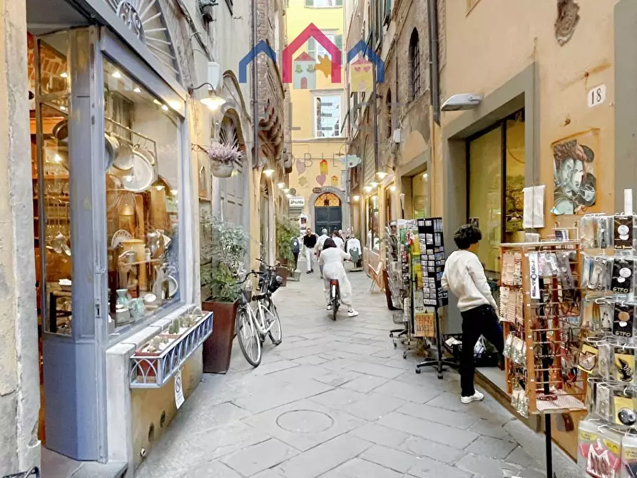 Immagine 6 di Locale commerciale in vendita  a Lucca