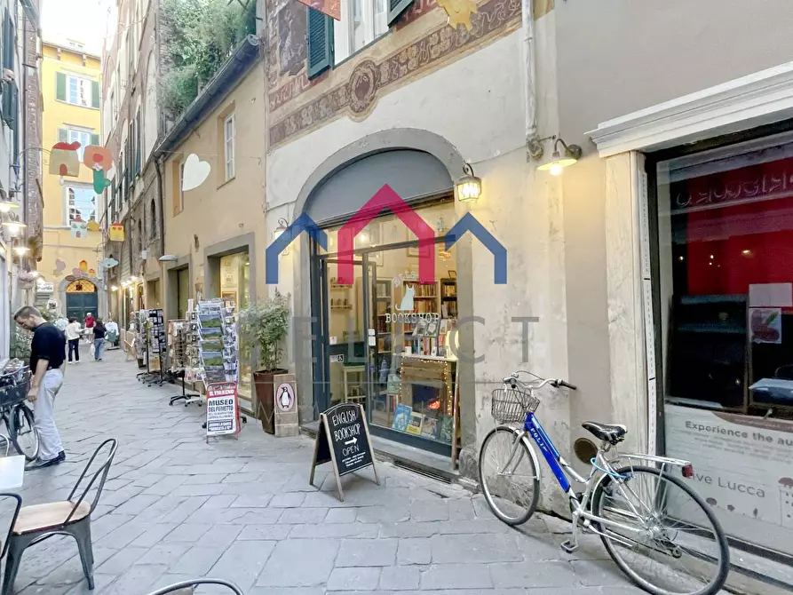 Immagine 9 di Locale commerciale in vendita  a Lucca