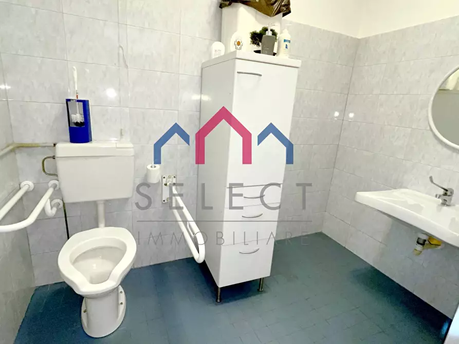 Immagine 18 di Locale commerciale in vendita  a Borgo A Mozzano