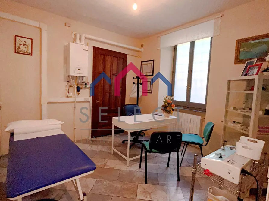 Immagine 15 di Locale commerciale in vendita  a Borgo A Mozzano