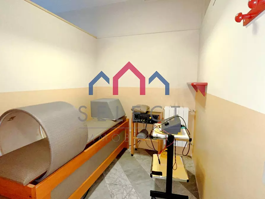 Immagine 21 di Locale commerciale in vendita  a Borgo A Mozzano