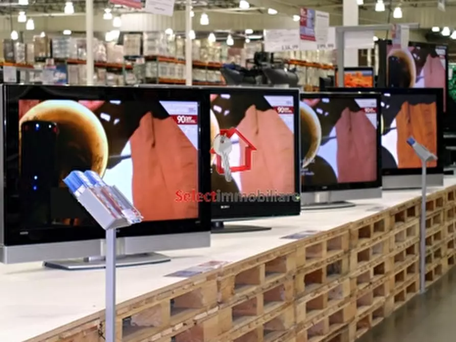 Immagine 3 di Locale commerciale in affitto  a Borgo A Mozzano