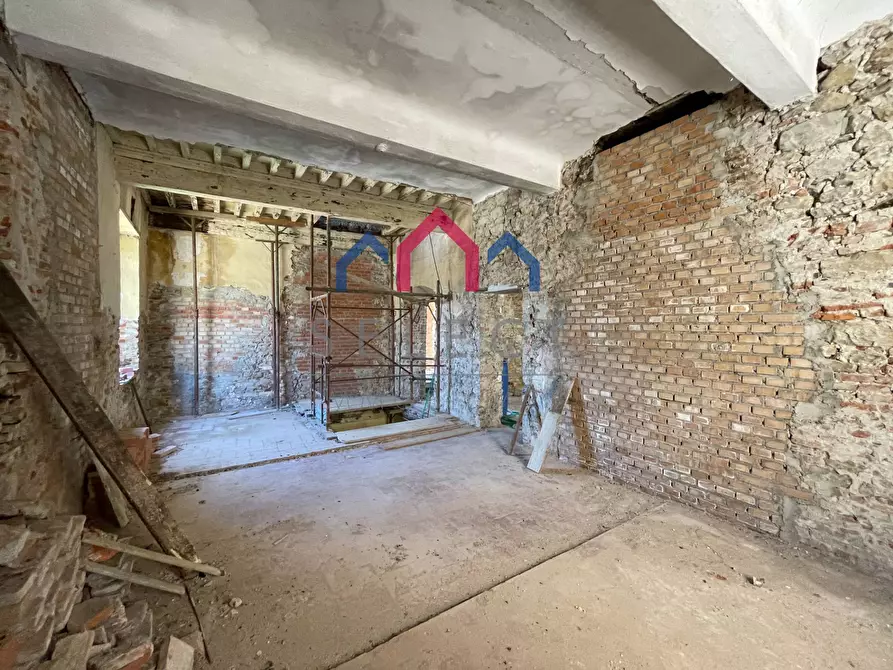 Immagine 37 di Palazzo in vendita  a Villa Basilica