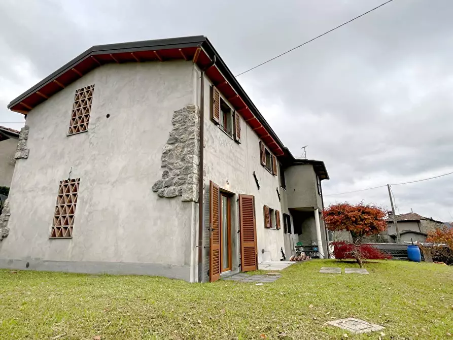 Immagine 11 di Casa semindipendente in vendita  a Castelnuovo Di Garfagnana