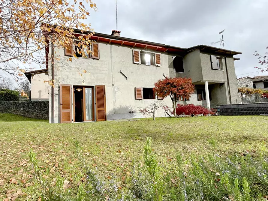 Immagine 2 di Casa semindipendente in vendita  a Castelnuovo Di Garfagnana