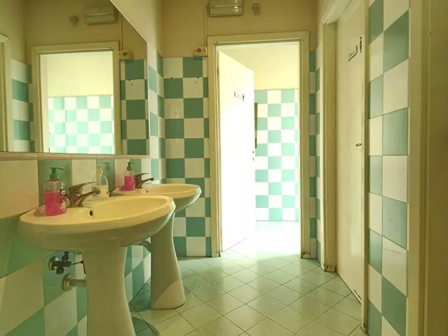 Immagine 12 di Negozio in vendita  a Fucecchio