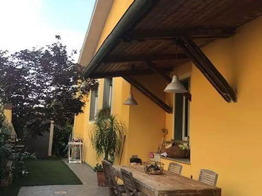 Immagine 1 di Casa indipendente in vendita  a Viareggio