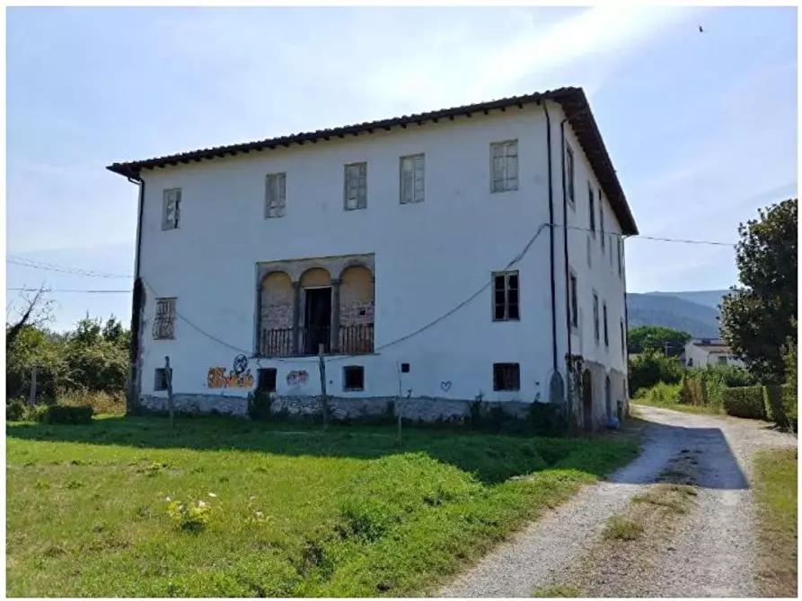 Immagine 18 di Villa in vendita  a Capannori