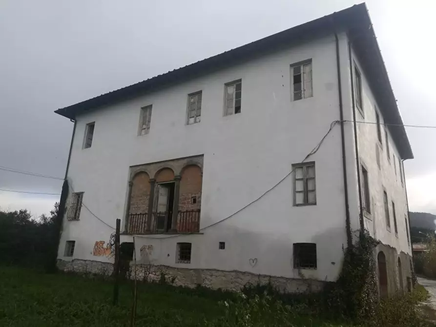 Immagine 2 di Villa in vendita  a Capannori