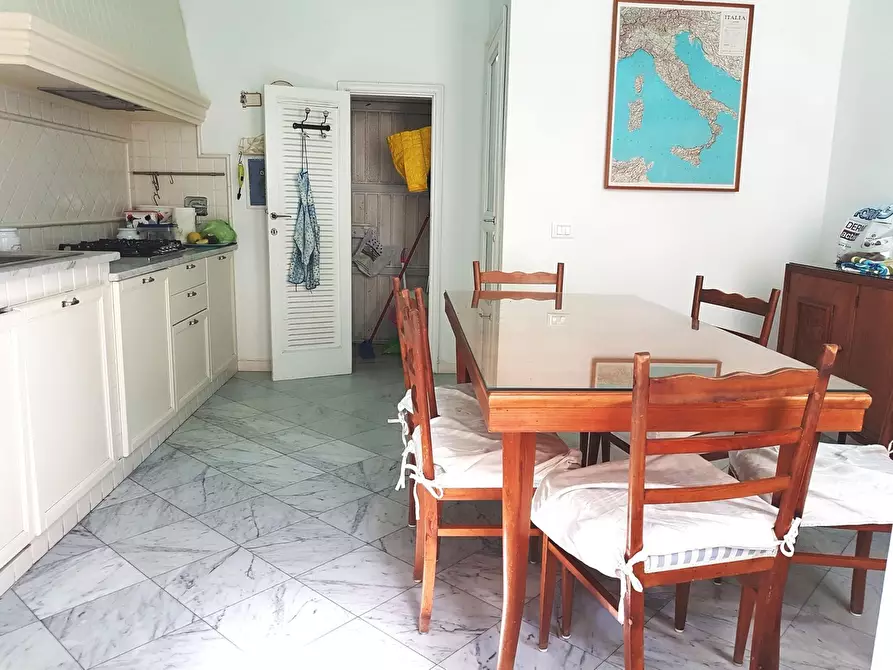 Immagine 7 di Appartamento in vendita  a Viareggio