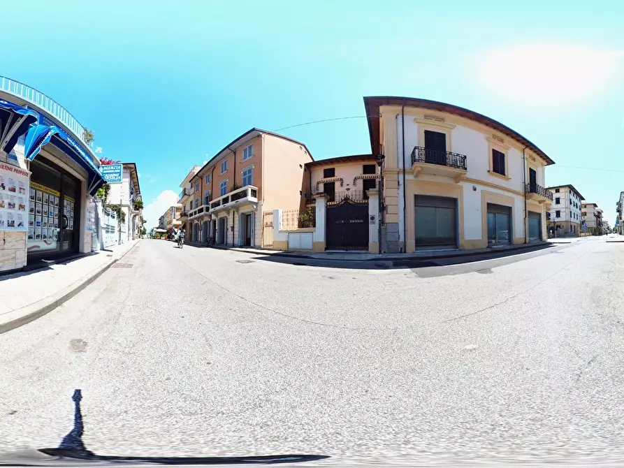 Immagine 29 di Villetta a schiera in vendita  a Viareggio