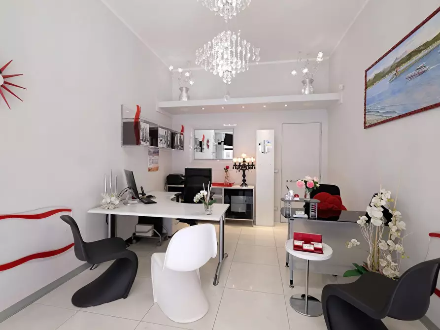 Immagine 21 di Appartamento in vendita  a Viareggio