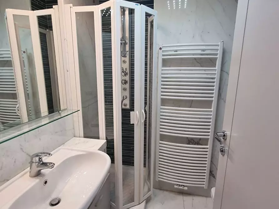 Immagine 22 di Appartamento in vendita  a Viareggio