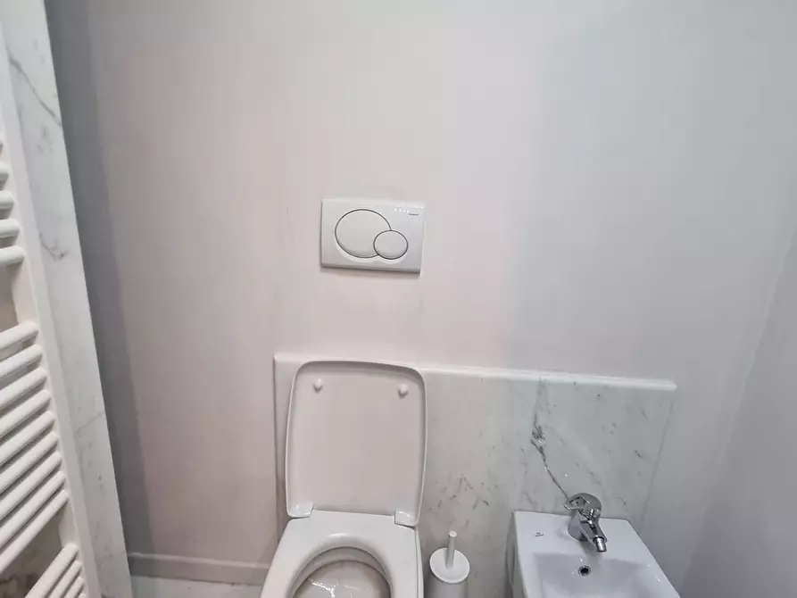 Immagine 21 di Appartamento in vendita  a Viareggio