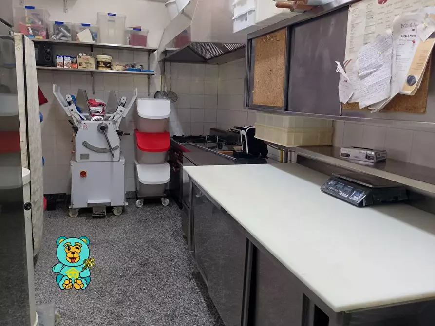 Immagine 8 di Locale commerciale in vendita  a Lecce