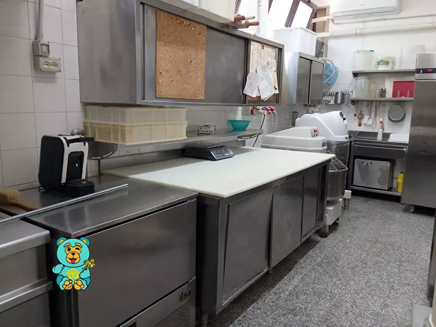 Immagine 9 di Locale commerciale in vendita  a Lecce